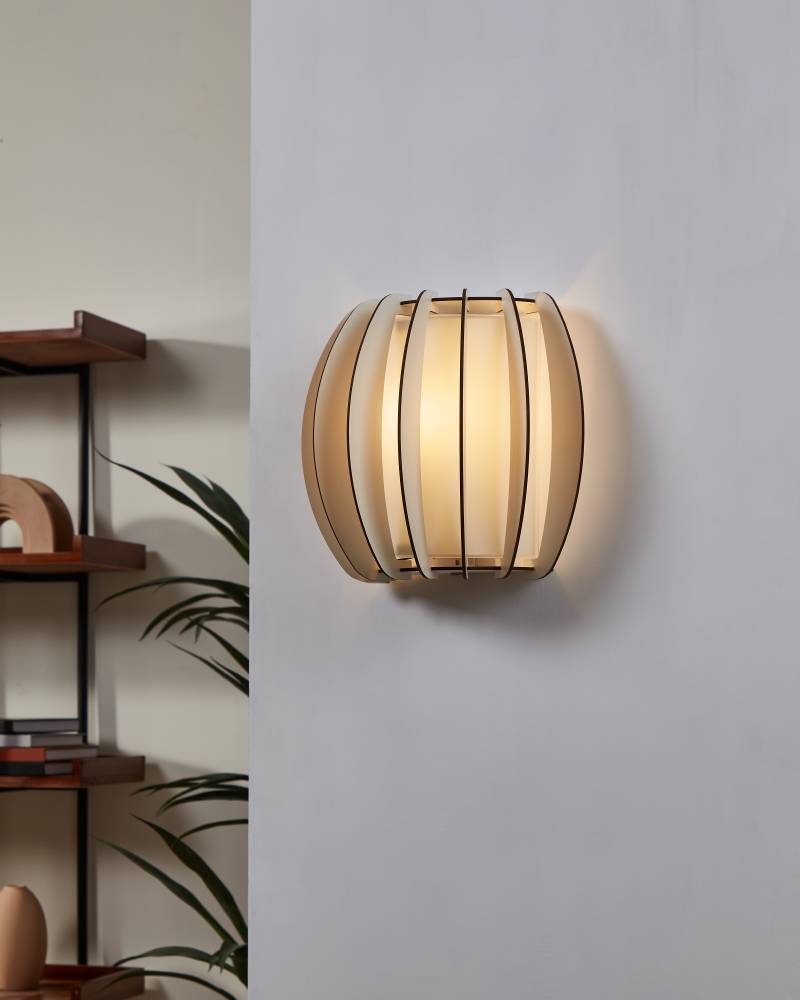 Stellato 2 Wit wandlamp Van Eglo - De witte lamellen vormen een unieke structuur die de lichtbron omarmt en een zacht en aangenaam licht in de kamer verspreidt.