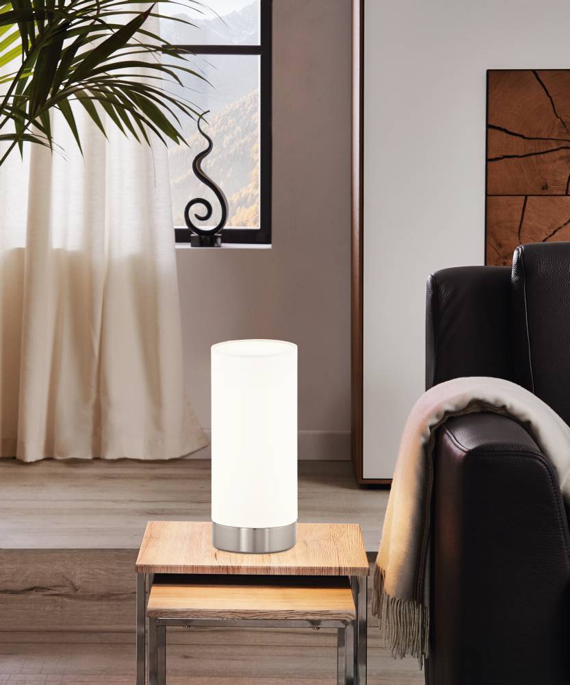 Damasco 22cm Mat nikkel tafellamp Van Eglo - Deze minimalistische tafellamp met matglas en een geborstelde stalen voet zorgt voor een zacht, aangenaam licht dat een rustige en harmonieuze sfeer cre&euml;ert.