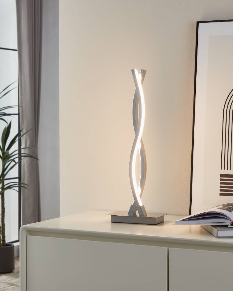 Lasana 46cm Chroom tafellamp Van Eglo - De lamp past perfect op een nachtkastje of bijzettafeltje en cre&euml;ert een elegante en verlichte ruimte.