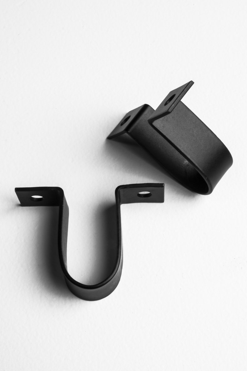 Swan 3 Zwart spot Van Globen Lighting - De drie gaaskappen zijn verticaal en zijwaarts kantelbaar, perfect wanneer u gericht licht nodig heeft, bijvoorbeeld in de hal of bij een schilderijwand.