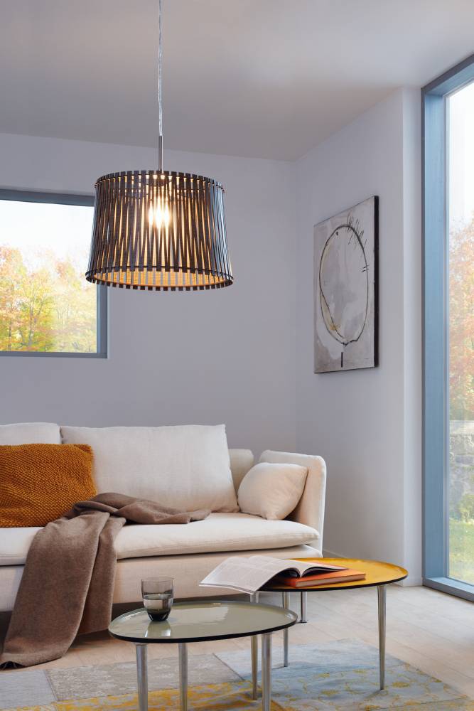 Sendero Ø45 Donker hout hanglamp Van Eglo - De prachtige lampenkap met bruine houten lamellen zorgt voor een zacht en aangenaam licht en voegt een warme en uitnodigende sfeer toe aan de kamer.