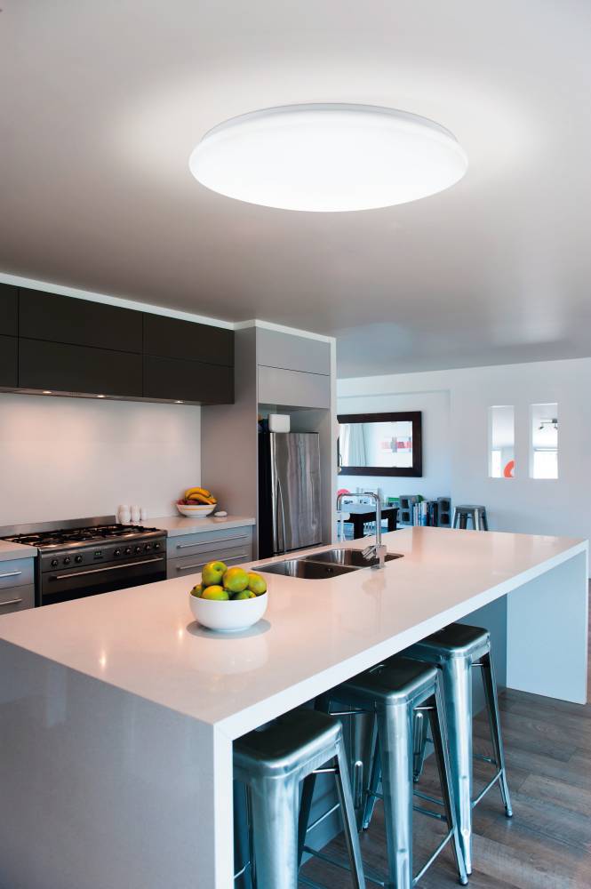 Giron Ø100 Wit plafondlamp Van Eglo - Het heeft ook een geheugenfunctie, wat betekent dat het uw laatste instellingen onthoudt, en een nachtlampfunctie die zachter en gedimd licht geeft voor een rustigere sfeer 's nachts.