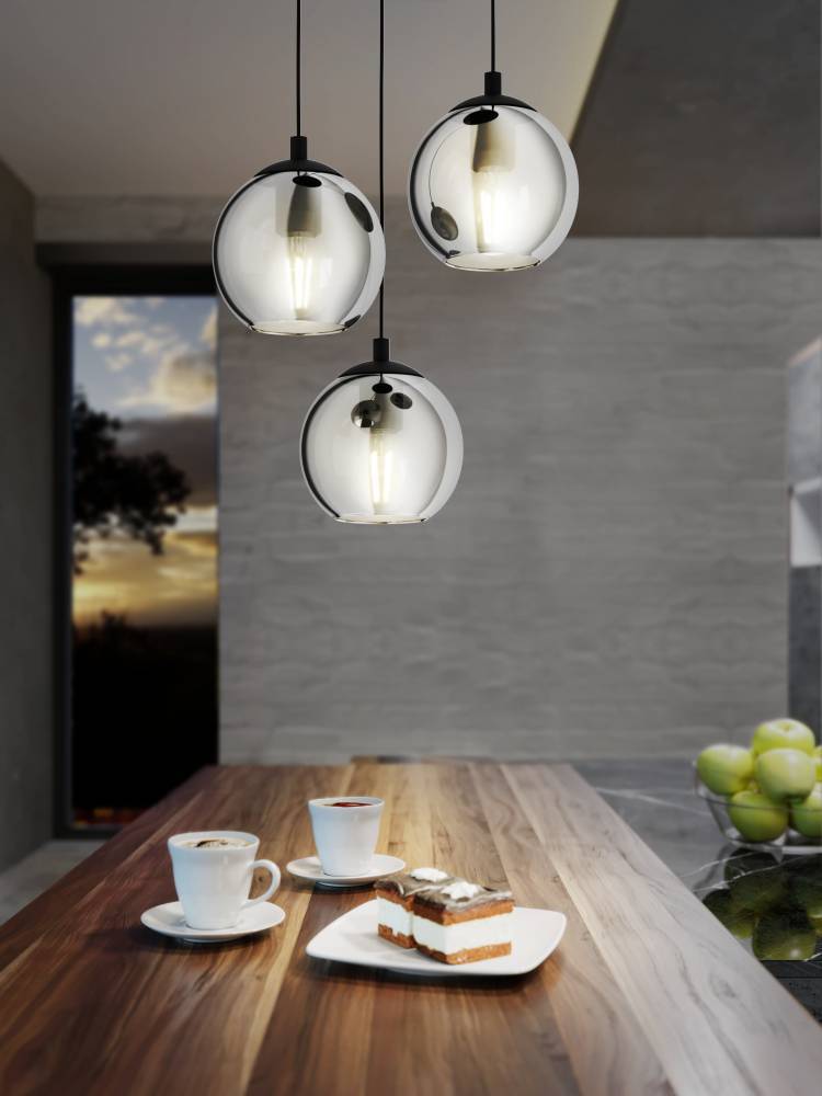 Ariscani Ø42 Zwart hanglamp Van Eglo - Het unieke design van de lamp met hangende bollen op verschillende hoogtes zorgt voor een dynamische uitstraling en past perfect boven de eettafel, in de woonkamer of in de hal.