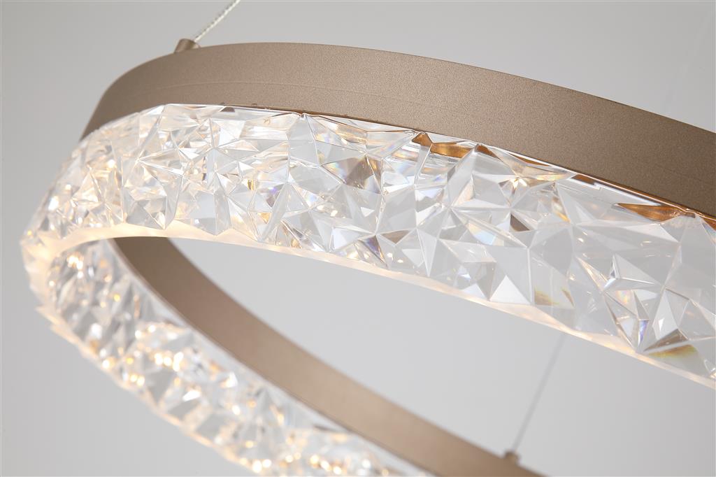 Madeleine Ø50 Lichtbruin hanglamp Van Searchlight - Het lichtbruine metalen frame omringt een cirkel met een transparante acryl diffuser in een decoratief kristalpatroon, wat zorgt voor een prachtig en sprankelend lichtspel.