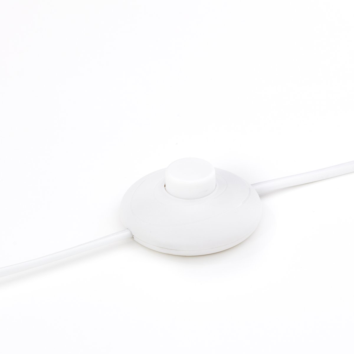 June vloerlamp Van Brilliant - Of de lamp nu boven de eettafel, in de keuken of in de woonkamer hangt, June is een decoratief element dat tegelijkertijd een aangenaam en uitnodigend licht verspreidt.
