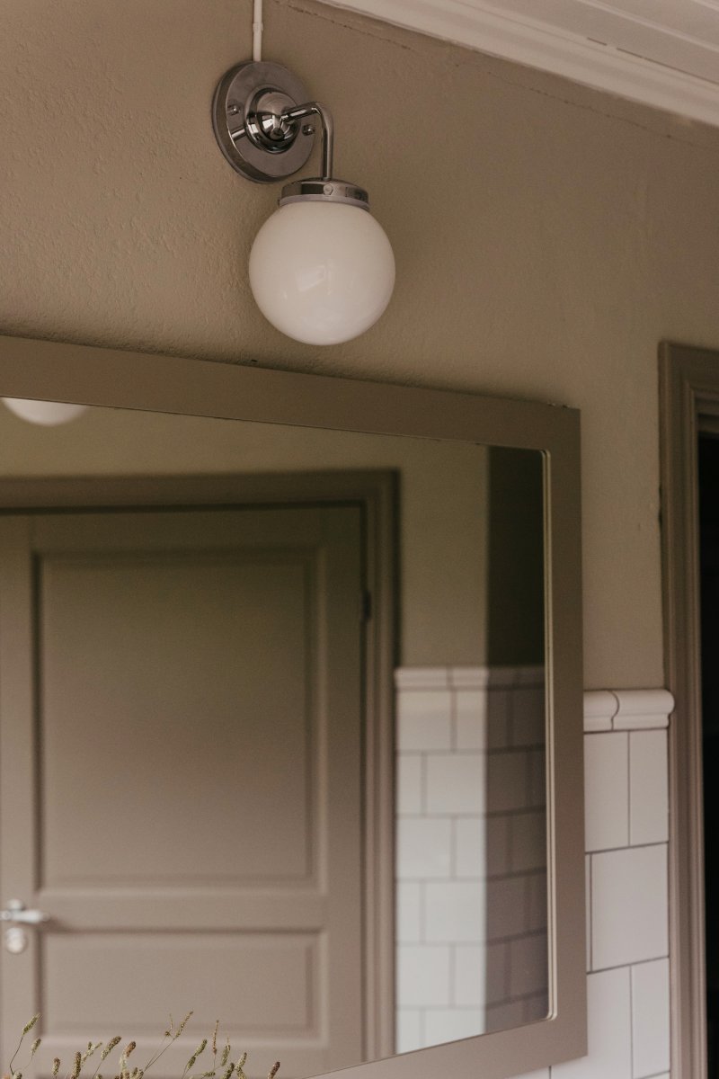 Alley 20cm Chroom/wit badkamerlamp Van Globen Lighting - Alley past perfect aan de muur in de badkamer of keuken en heeft een IP44-classificatie.