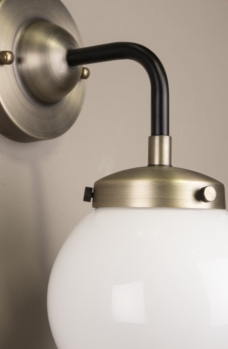 Alley 20cm Antiek messing/wit badkamerlamp Van Globen Lighting - Alley past perfect aan de muur in de badkamer of keuken en heeft een IP44-classificatie.