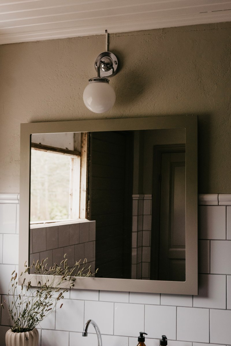 Alley 20cm Chroom/wit badkamerlamp Van Globen Lighting - Alley past perfect aan de muur in de badkamer of keuken en heeft een IP44-classificatie.