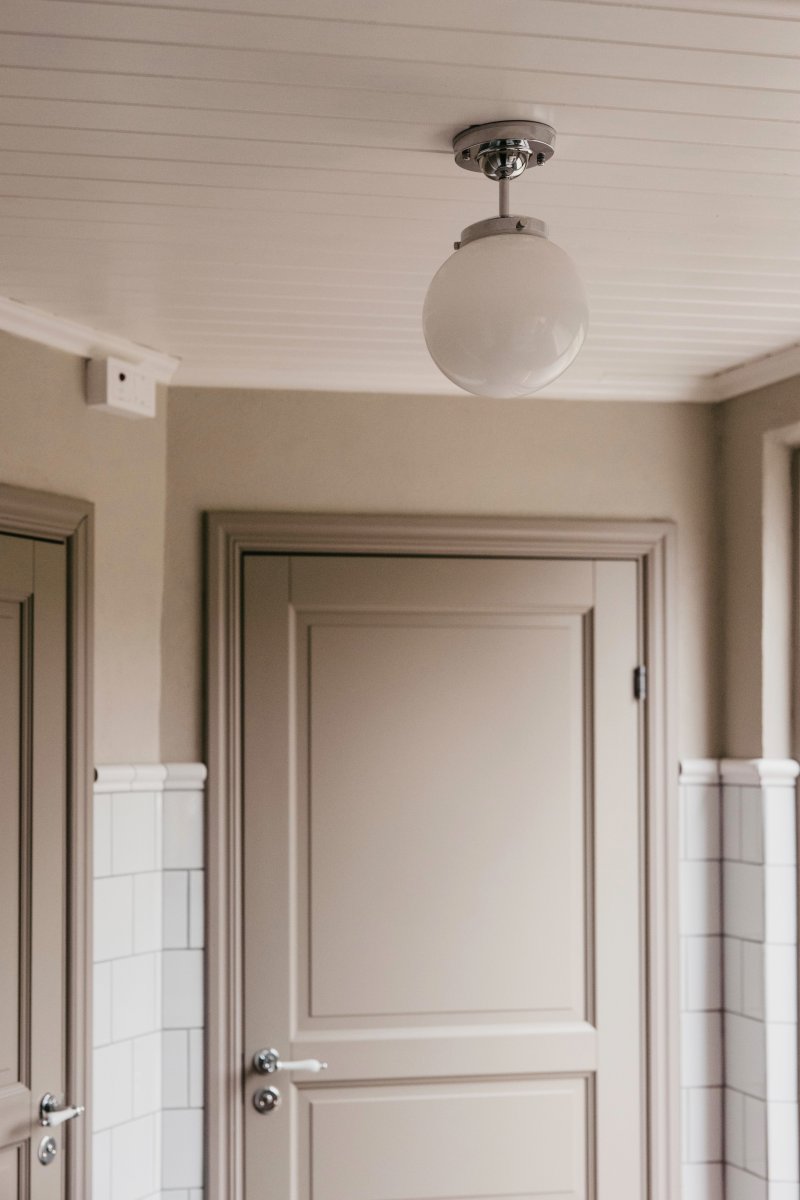 Alley Ø20 Chroom/wit badkamerlamp Van Globen Lighting - De lamp is gemaakt van metaal en heeft een witte opaalglazen kap die een aangenaam licht verspreidt.