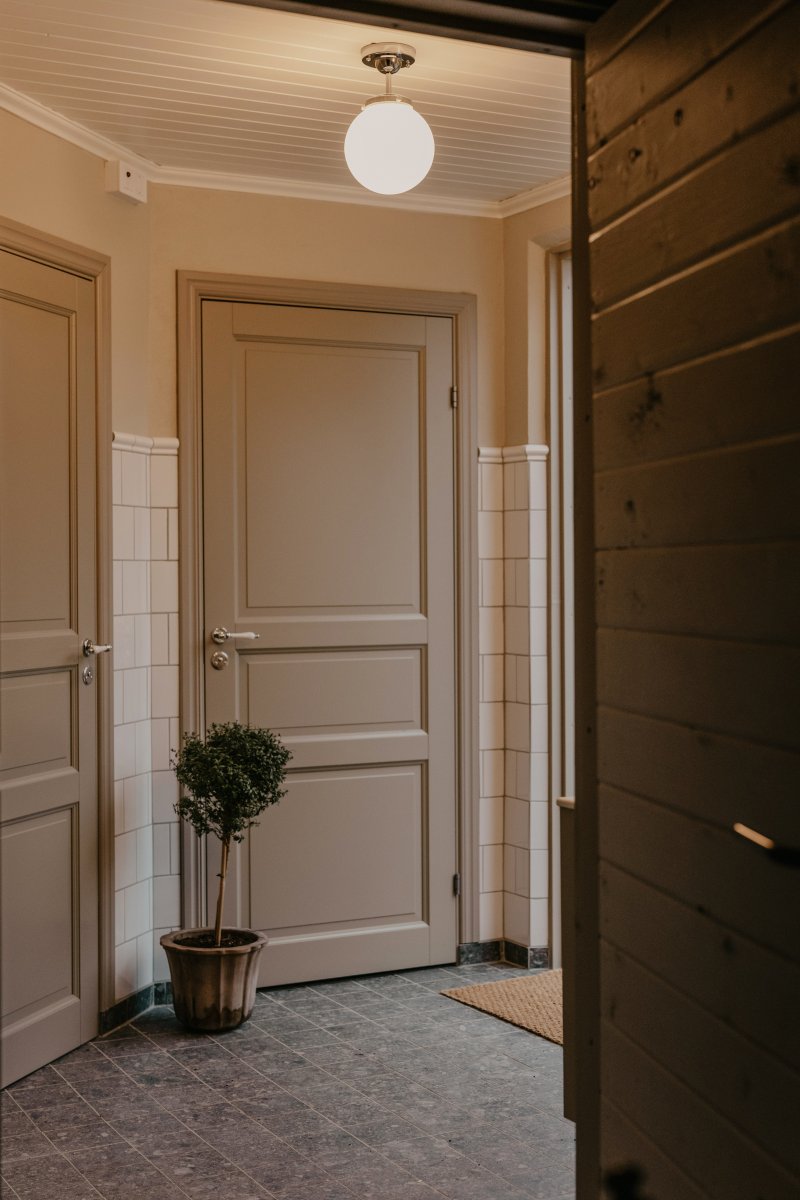 Alley Ø20 Chroom/wit badkamerlamp Van Globen Lighting - De lamp is gemaakt van metaal en heeft een witte opaalglazen kap die een aangenaam licht verspreidt.