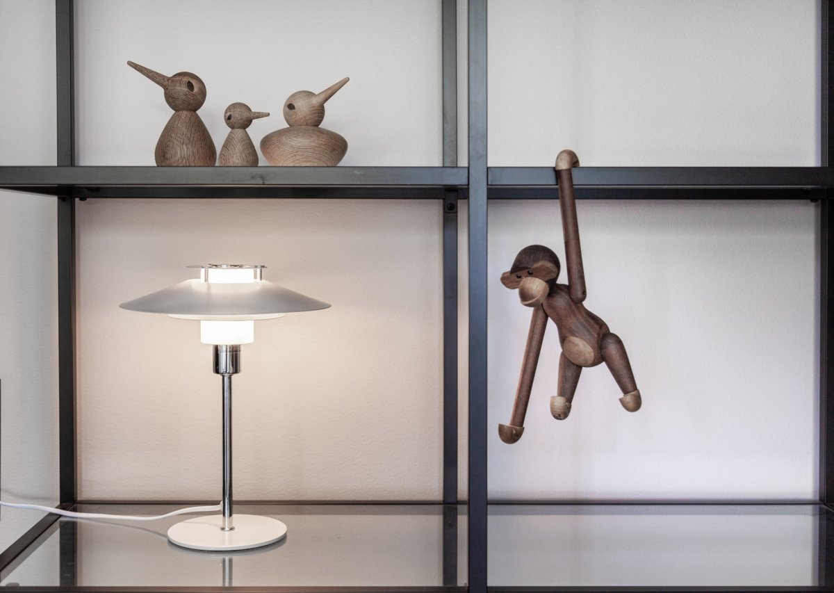 Rivoli 30cm Chroom tafellamp Van Halo Design - Rivoli is niet alleen een praktische lamp, maar ook een stijlvol interieurdetail dat uw huis een exclusieve uitstraling geeft.