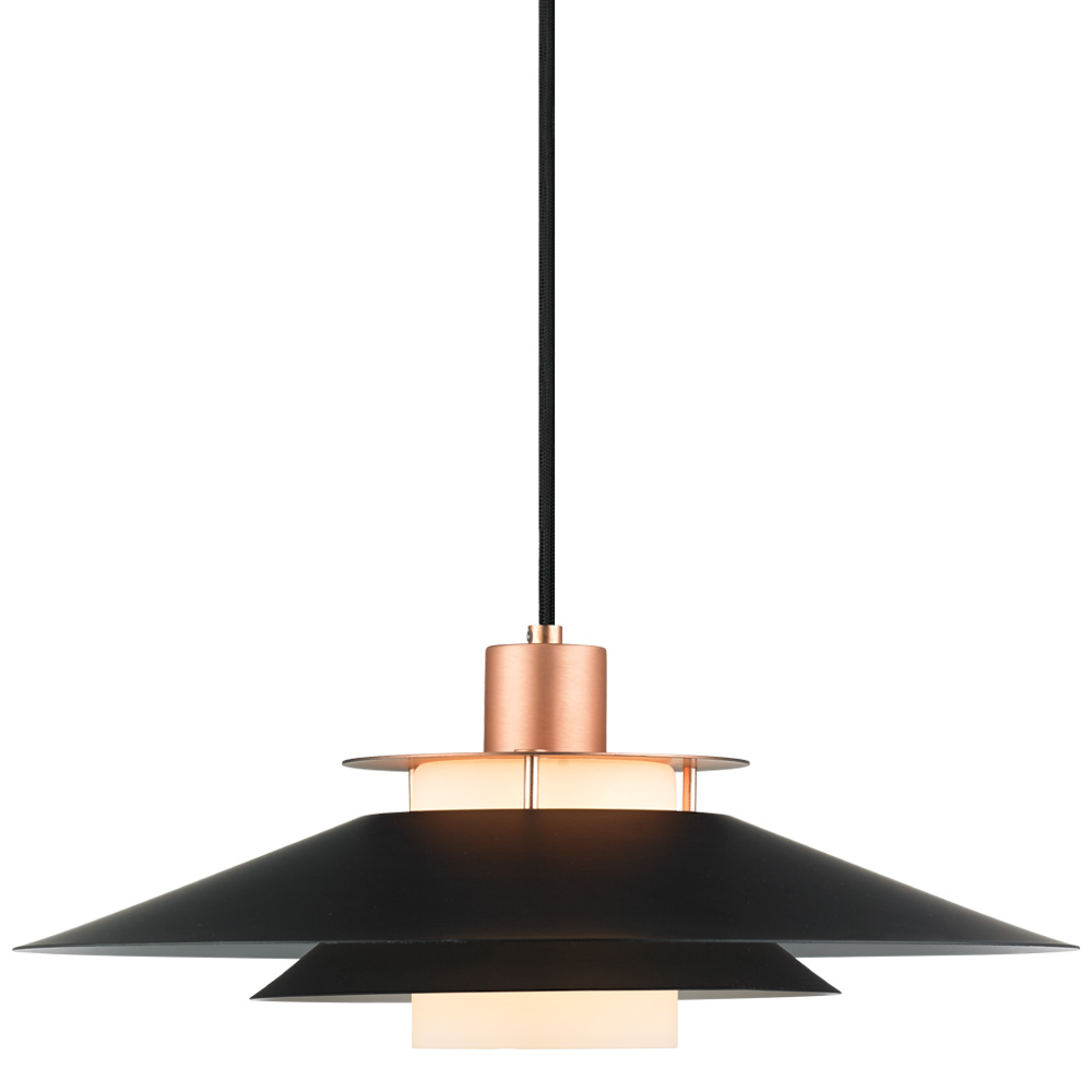 Rivoli Ø40 Koper hanglamp Van Halo Design - Dankzij de zwarte, gelaagde lampenkappen en geborstelde koperen details verspreidt de lamp een zacht en egaal licht, wat zorgt voor een harmonieuze sfeer.