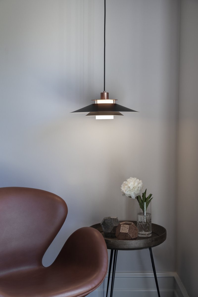Rivoli Ø40 Koper hanglamp Van Halo Design - Dankzij de zwarte, gelaagde lampenkappen en geborstelde koperen details verspreidt de lamp een zacht en egaal licht, wat zorgt voor een harmonieuze sfeer.