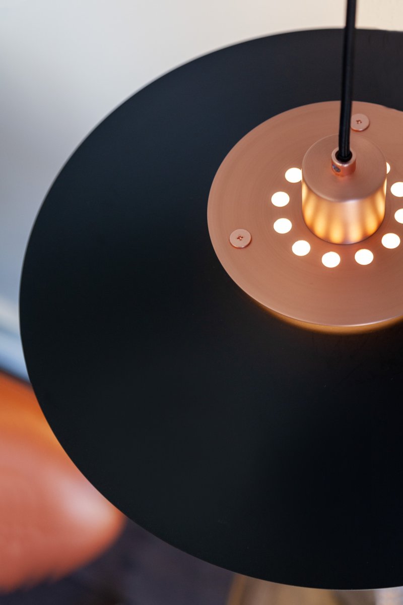 Rivoli Ø40 Koper hanglamp Van Halo Design - Dankzij de zwarte, gelaagde lampenkappen en geborstelde koperen details verspreidt de lamp een zacht en egaal licht, wat zorgt voor een harmonieuze sfeer.