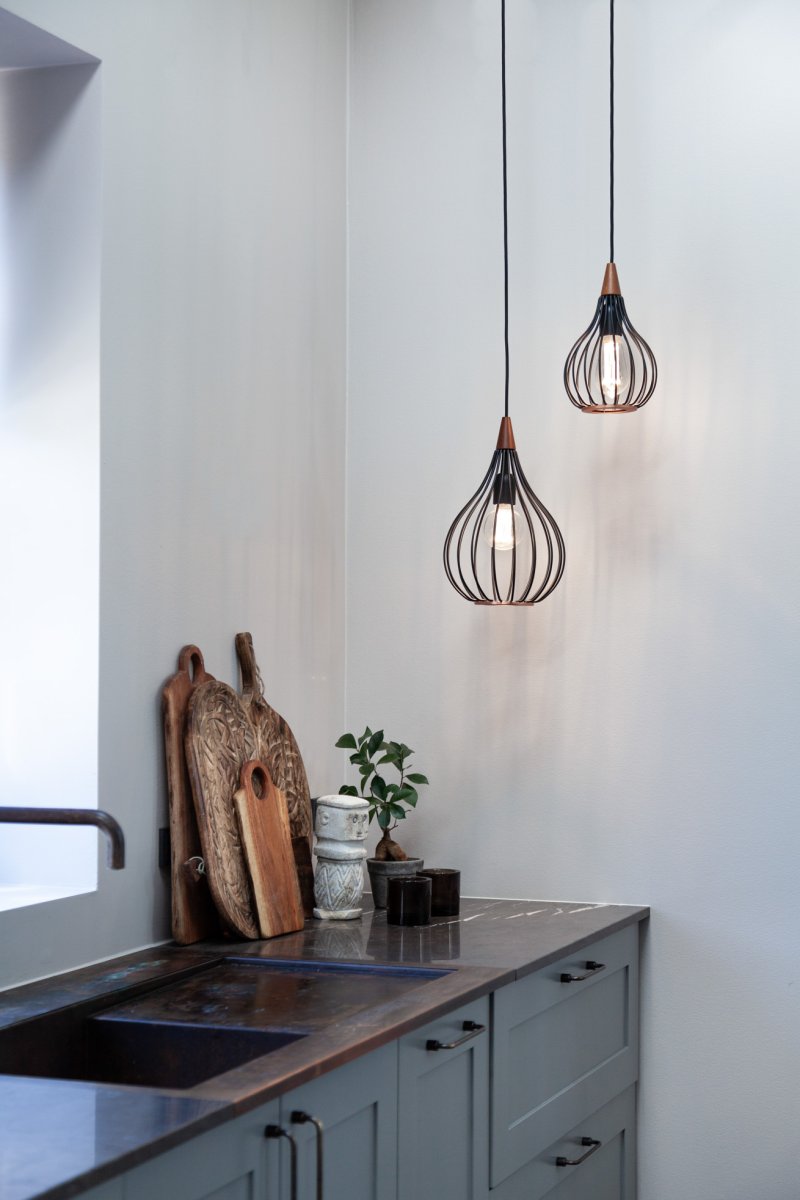 Drops Ø30 Zwart hanglamp Van Halo Design - Het zwart gelakte metaal in combinatie met het geborstelde koper voegt elegantie toe aan de kamer.