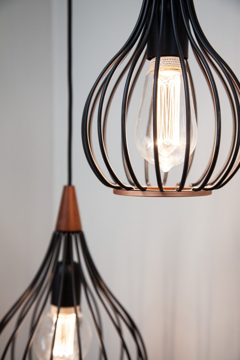 Drops Ø30 Zwart hanglamp Van Halo Design - Het zwart gelakte metaal in combinatie met het geborstelde koper voegt elegantie toe aan de kamer.