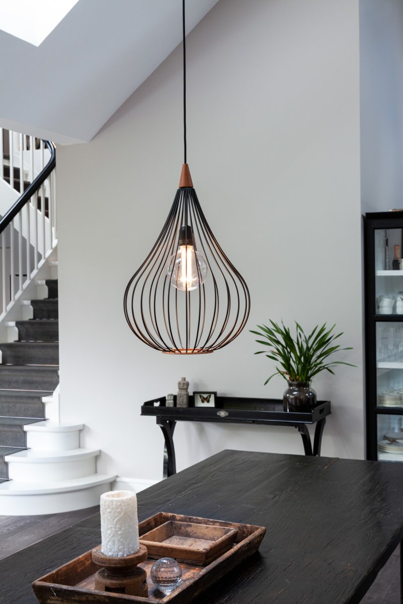 Drops Ø38 Zwart hanglamp Van Halo Design - Het zwart gelakte metaal in combinatie met het geborstelde koper voegt elegantie toe aan de kamer.