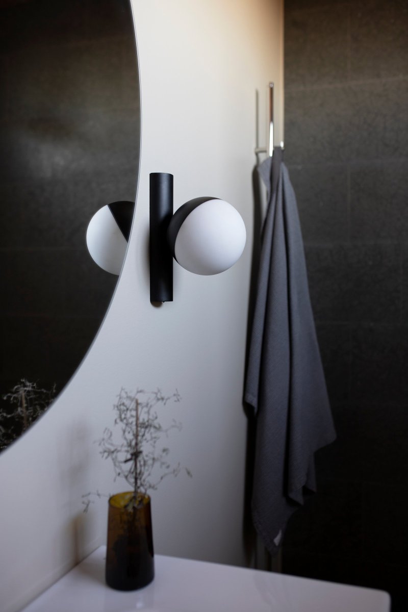 Contur Ø15 Zwart badkamerlamp Van Globen Lighting - De Contur wandlamp is een grafische lamp die perfect past in een moderne omgeving.