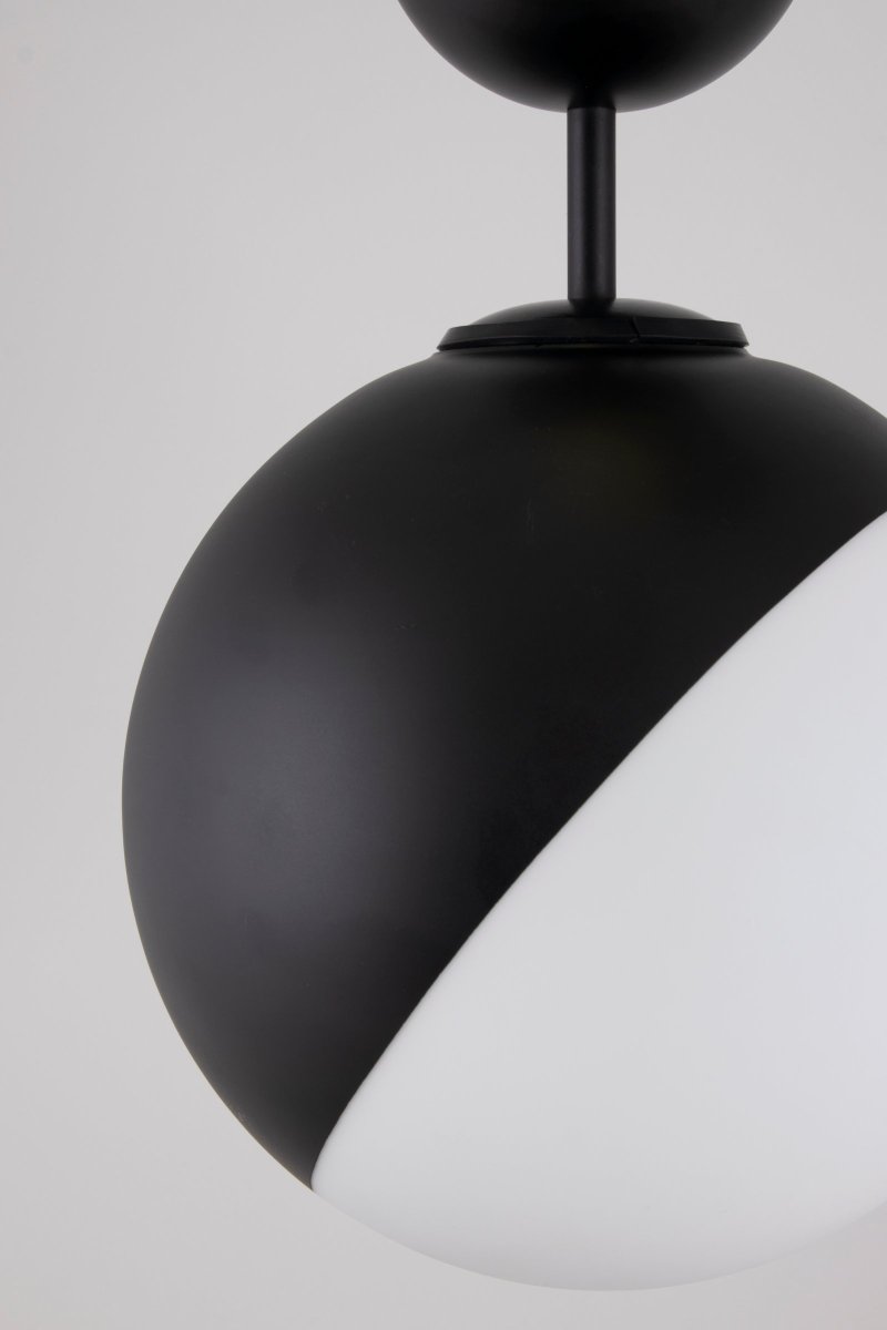 Contur Ø25 Zwart badkamerlamp Van Globen Lighting - De Contur plafondlamp is een grafische lamp die perfect past in een moderne omgeving.
