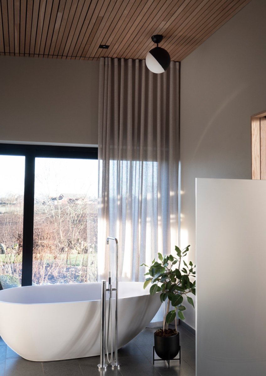 Contur Ø25 Zwart badkamerlamp Van Globen Lighting - De Contur plafondlamp is een grafische lamp die perfect past in een moderne omgeving.