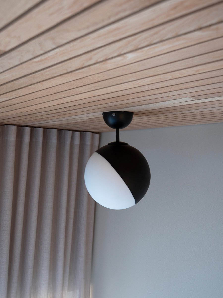 Contur Ø25 Zwart badkamerlamp Van Globen Lighting - De Contur plafondlamp is een grafische lamp die perfect past in een moderne omgeving.