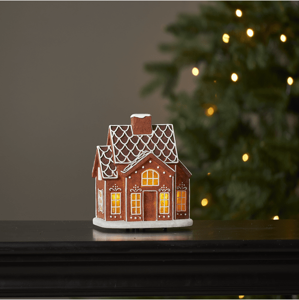 Gingerville 16cm Bruin Van Star Trading - Plaats het op een dressoir of op tafel en cre&euml;er een heerlijke kerstsfeer.