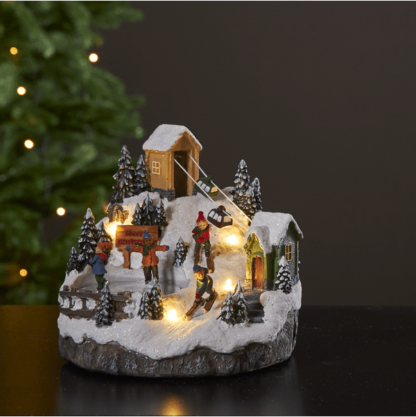 Alpville Veelkleurig Van Star Trading - Prachtige kerstdecoratie in de vorm van een winterlandschap met een kabelbaan, ski&euml;rs en een draaiende ijsbaan.