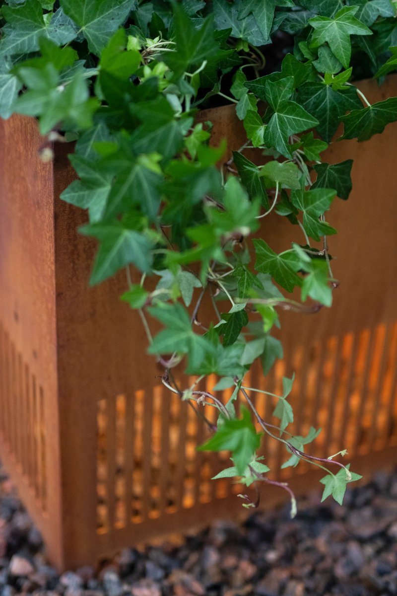 Falsterbo Ruwe Corten Van Globen Lighting - Met zijn minimalistische design is deze staande lamp een prachtige blikvanger in uw buitenomgeving: op het terras, het balkon, in de oranjerie, voor de garage of stal, bij de entree, op de brug - elke tuinkamer verdient het om verlicht te worden met sfeervolle verlichting.