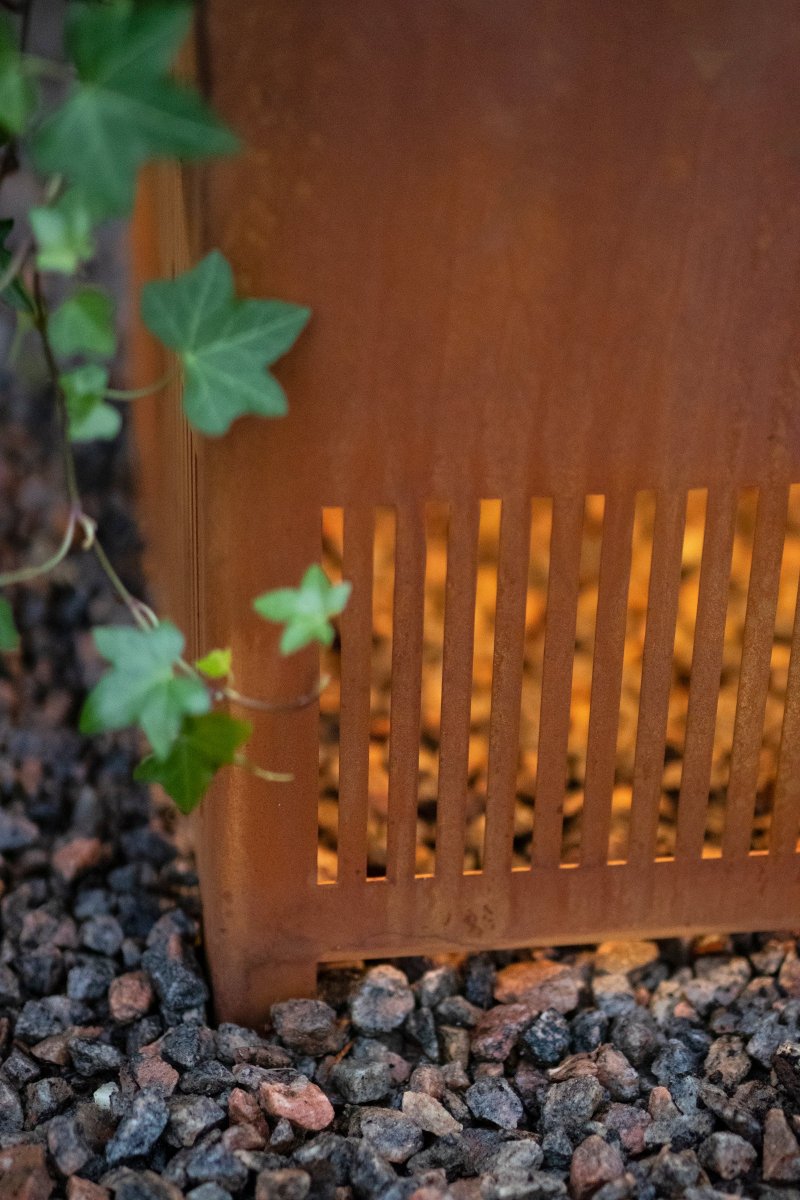Falsterbo Ruwe Corten Van Globen Lighting - Met zijn minimalistische design is deze staande lamp een prachtige blikvanger in uw buitenomgeving: op het terras, het balkon, in de oranjerie, voor de garage of stal, bij de entree, op de brug - elke tuinkamer verdient het om verlicht te worden met sfeervolle verlichting.