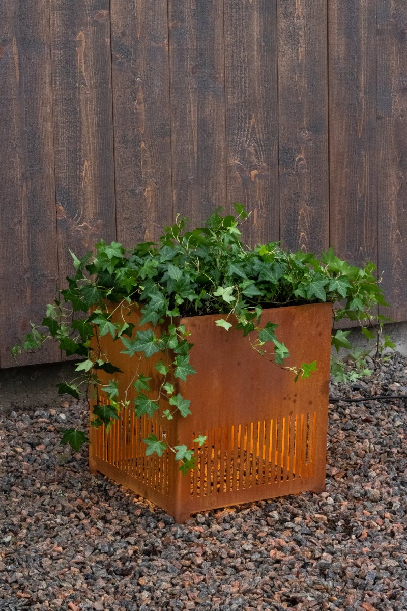 Falsterbo Ruwe Corten Van Globen Lighting - Met zijn minimalistische design is deze staande lamp een prachtige blikvanger in uw buitenomgeving: op het terras, het balkon, in de oranjerie, voor de garage of stal, bij de entree, op de brug - elke tuinkamer verdient het om verlicht te worden met sfeervolle verlichting.