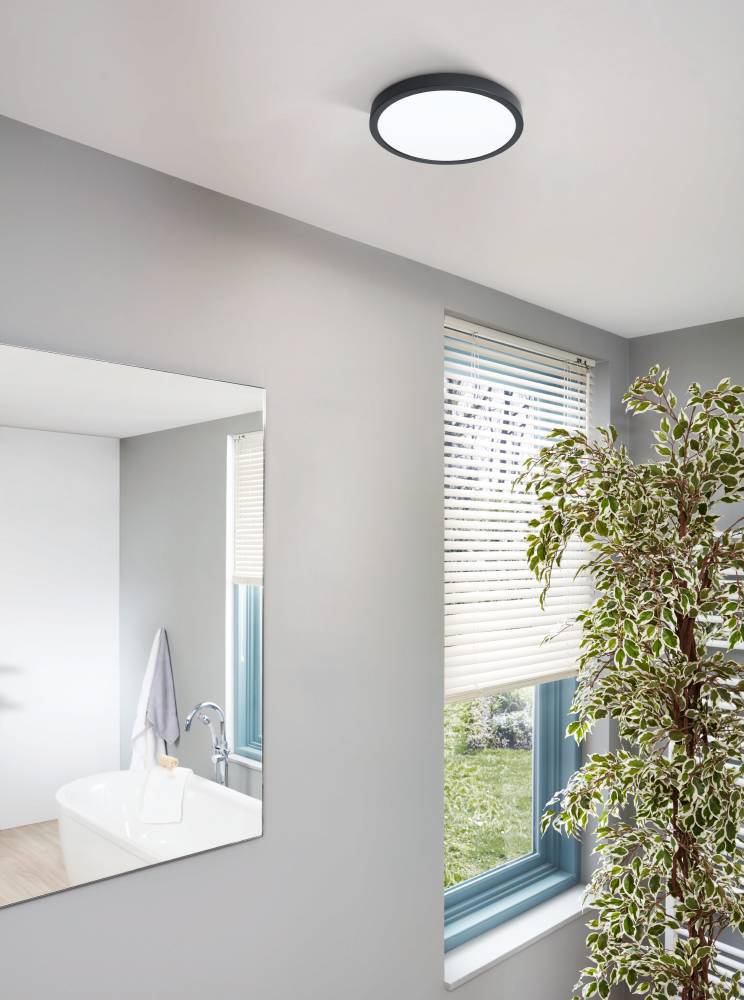 Fueva Ø28 Zwart badkamerlamp Van Eglo - De ronde vorm en de witte diffuser verspreiden een gelijkmatig en aangenaam licht, ideaal voor het verlichten van zowel kleine als grote ruimtes.