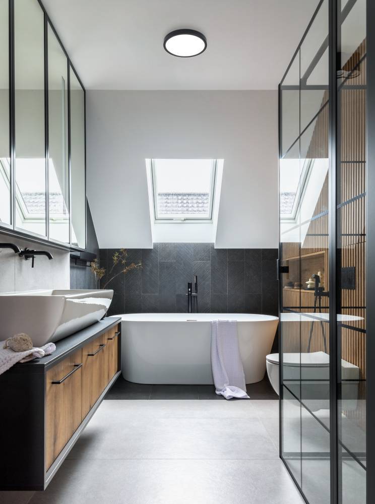 Fueva Ø28 Zwart badkamerlamp Van Eglo - De ronde vorm en de witte diffuser verspreiden een gelijkmatig en aangenaam licht, ideaal voor het verlichten van zowel kleine als grote ruimtes.