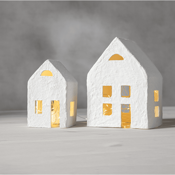 Plain Wit Van Star Trading - Set met twee huisjes en een op batterijen werkende led-snoer dat met een mooi warmwit licht schijnt en een gezellige sfeer creëert.