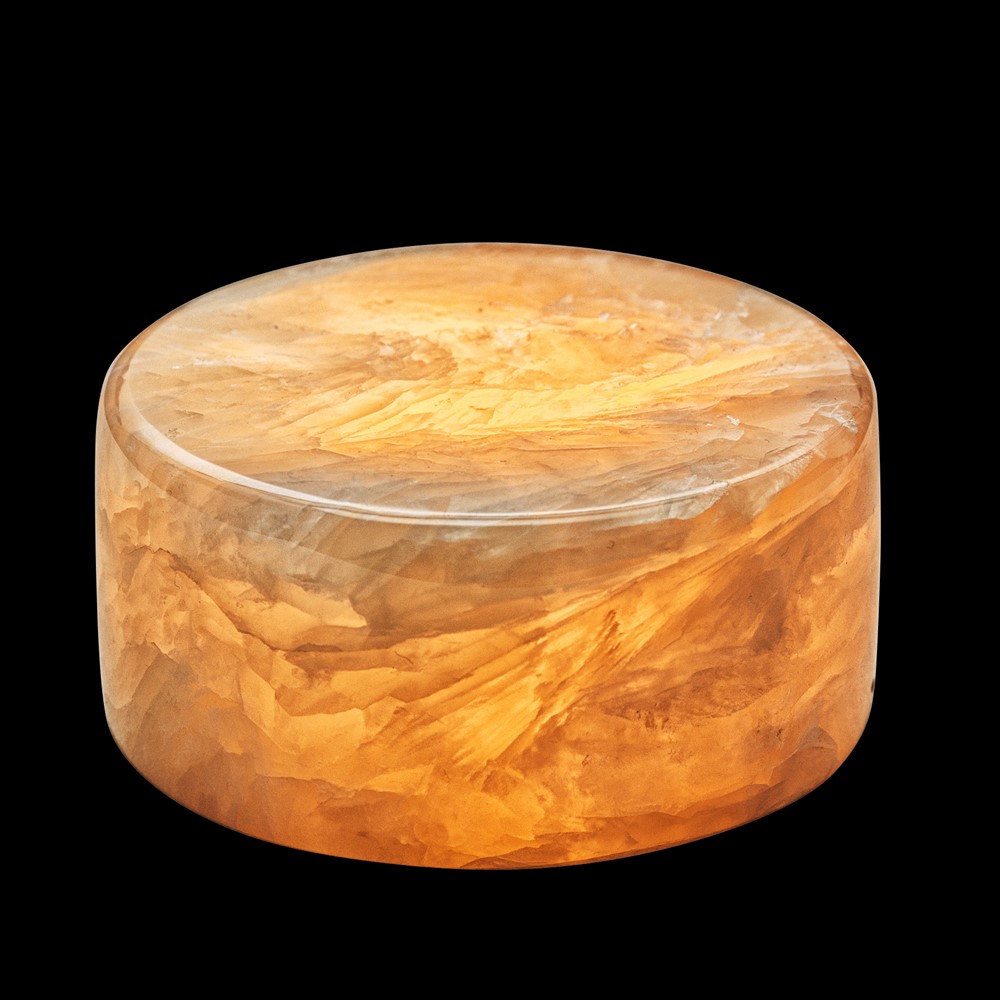 Marble 4cm Beige Van Unison - De tafellamp werkt op 2 AA-batterijen en heeft een timerfunctie met een brandduur van 6 uur en een uitschakelduur van 18 uur.