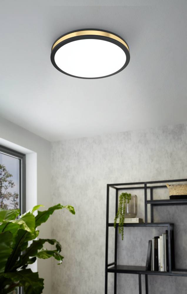 Pescaito Ø28 Zwart plafondlamp Van Eglo - De combinatie van zwarte en messing details zorgt voor een verfijnde uitstraling en verspreidt een zacht en egaal licht.