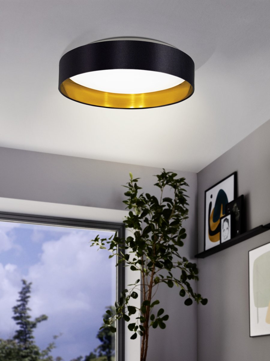 Maserlo Ø38 Zwart plafondlamp Van Eglo - De Maserlo plafondlamp heeft een zwart textiel frame en een glanzende, goudkleurige binnenkant die de lamp een elegante uitstraling geeft.