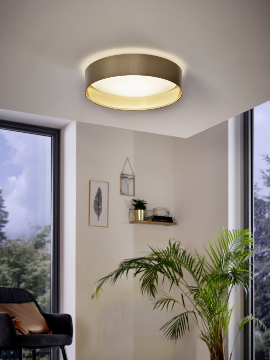 Maserlo Ø38 Beige plafondlamp Van Eglo - De Maserlo plafondlamp heeft een beige textiel frame en een glanzende, goudkleurige binnenkant die de lamp een elegante uitstraling geeft.