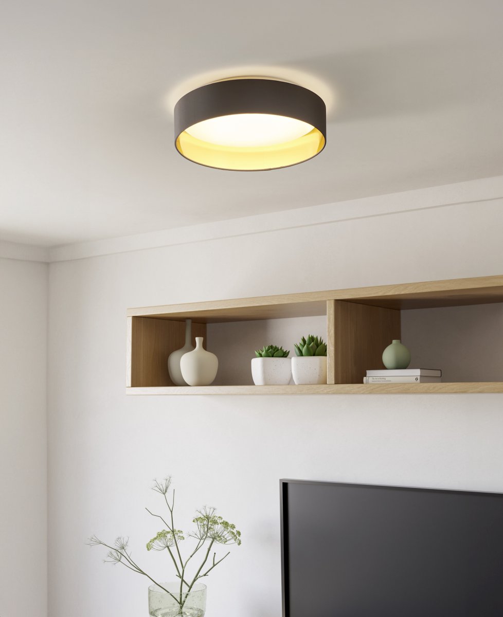 Maserlo Ø38 Bruin plafondlamp Van Eglo - De Maserlo plafondlamp heeft een bruin textiel frame en een glanzende, goudkleurige binnenkant die de lamp een elegante uitstraling geeft.