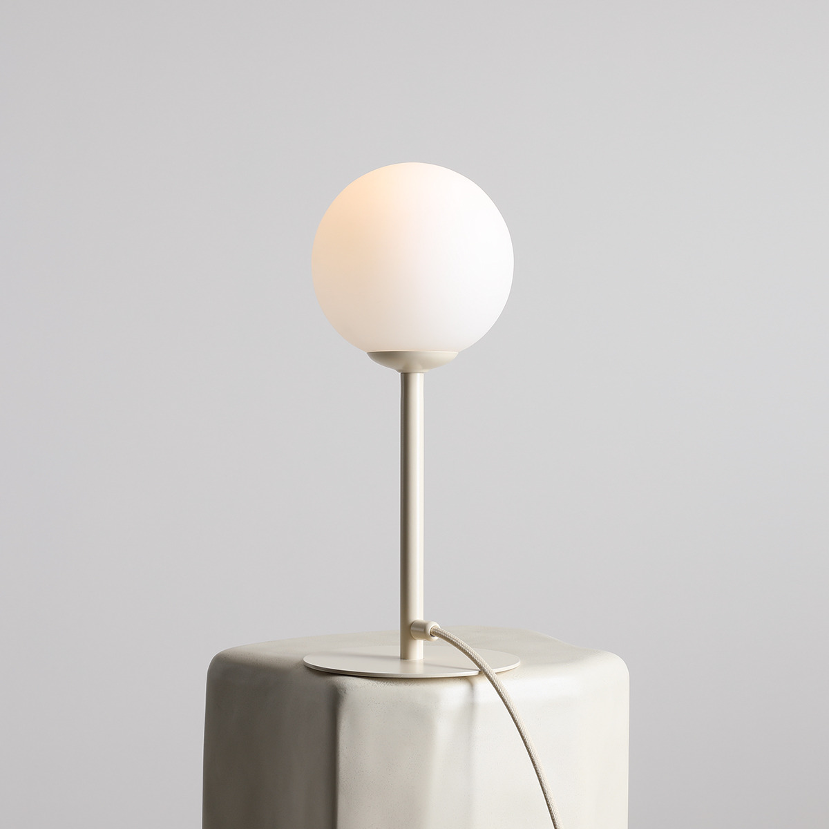 Pinne 35cm Room tafellamp Van Artera - De slanke voet van de lamp in een discrete crèmekleur geeft hem een moderne uitstraling en is perfect als decoratief detail in zowel de woonkamer, slaapkamer of op het balkon.