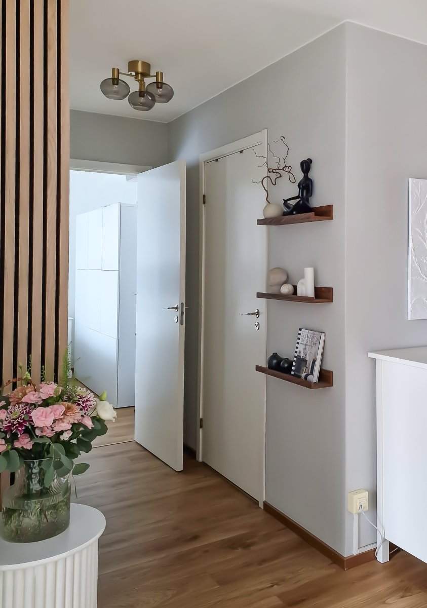 Bell Ø42 Messing plafondlamp Van Aneta Lighting - De drie kappen van gerookt glas verspreiden een zacht en aangenaam licht, terwijl de gouden metalen basis een luxueuze uitstraling aan de kamer toevoegt.