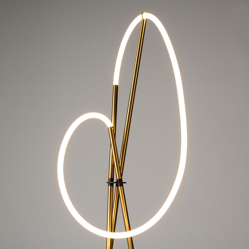 Crochet Goud vloerlamp Van Maytoni - De hangende LED-lamp zorgt voor een krachtig en sfeervol licht dat de kamer vult, terwijl de lamp een opvallend designelement vormt.