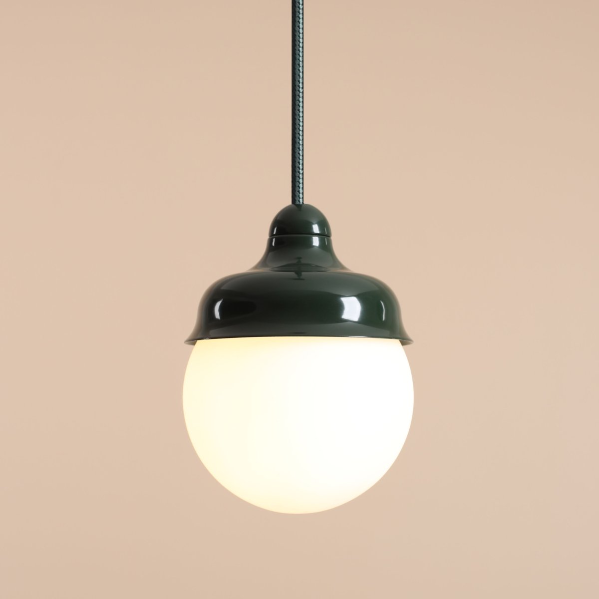 Wave Ø17 Donkergroen hanglamp Van Artera - Wave is een moderne hanglamp met een retrodesign, gemaakt van metaal en opaalglas.