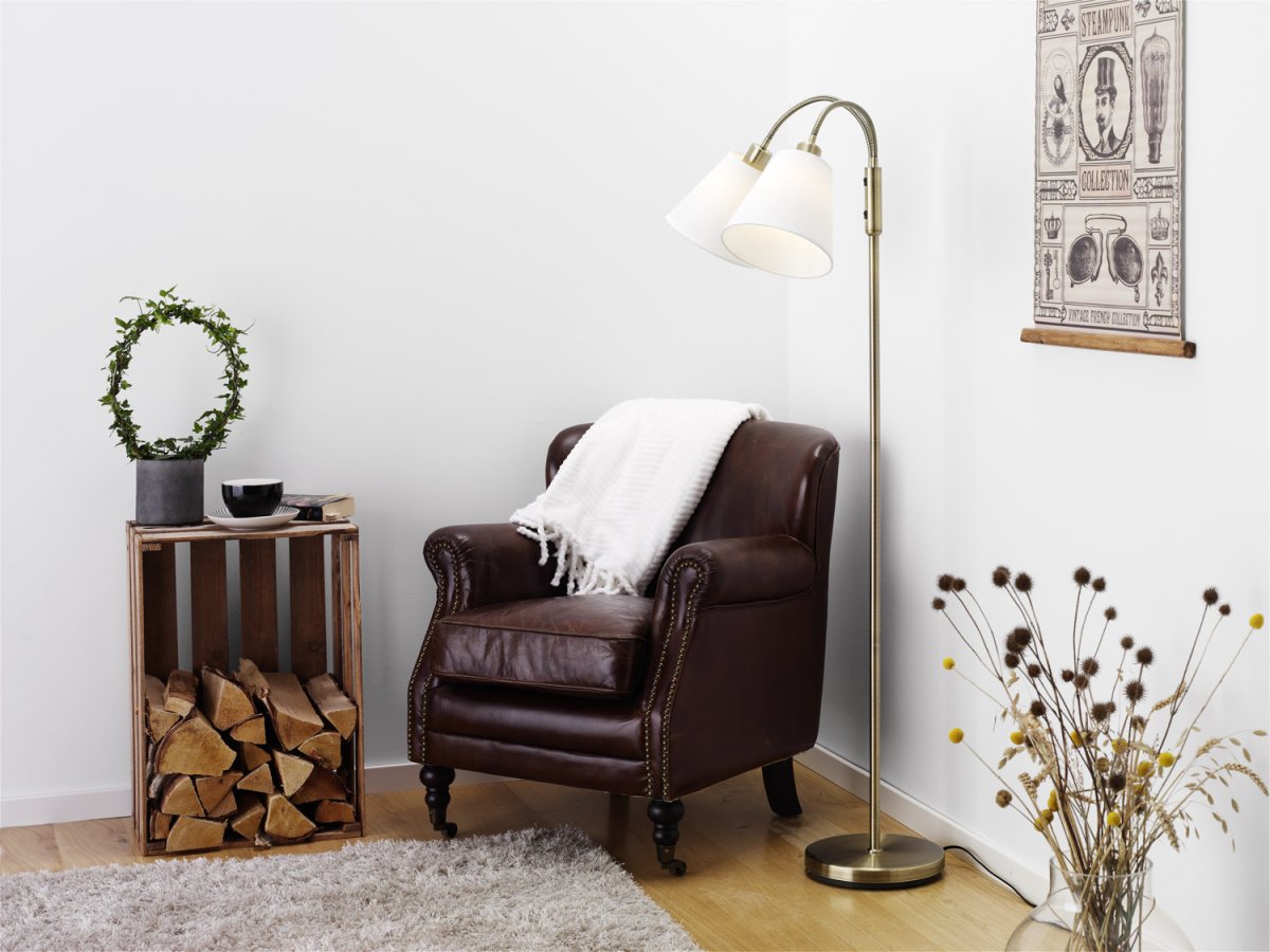 Duett Antiquiteit vloerlamp Van Cottex - De Duett vloerlamp is een elegante en functionele verlichtingsoplossing met twee beweegbare armen en aparte aan/uit-schakelaars voor elk scherm.