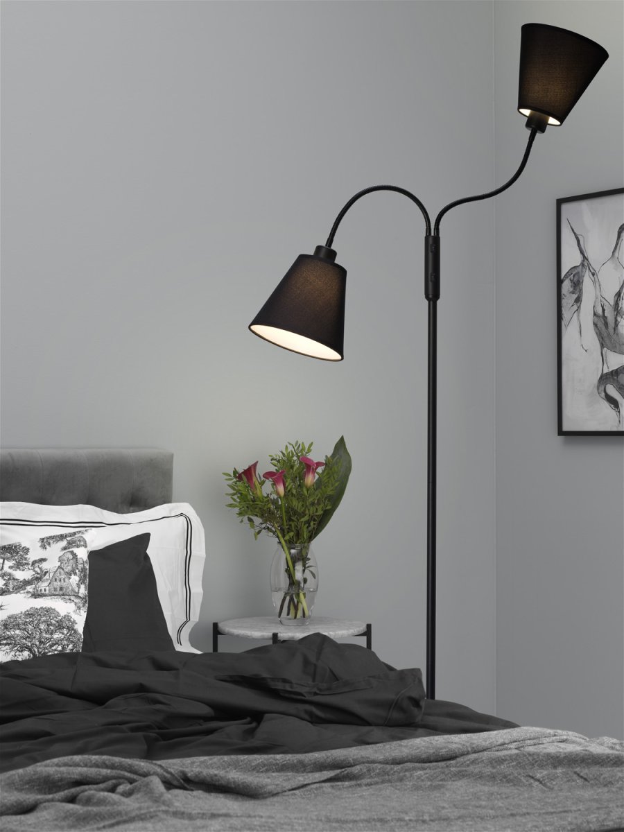 Duett Zwart vloerlamp Van Cottex - De Duett vloerlamp is een elegante en functionele verlichtingsoplossing met twee beweegbare armen en aparte aan/uit-schakelaars voor elk scherm.