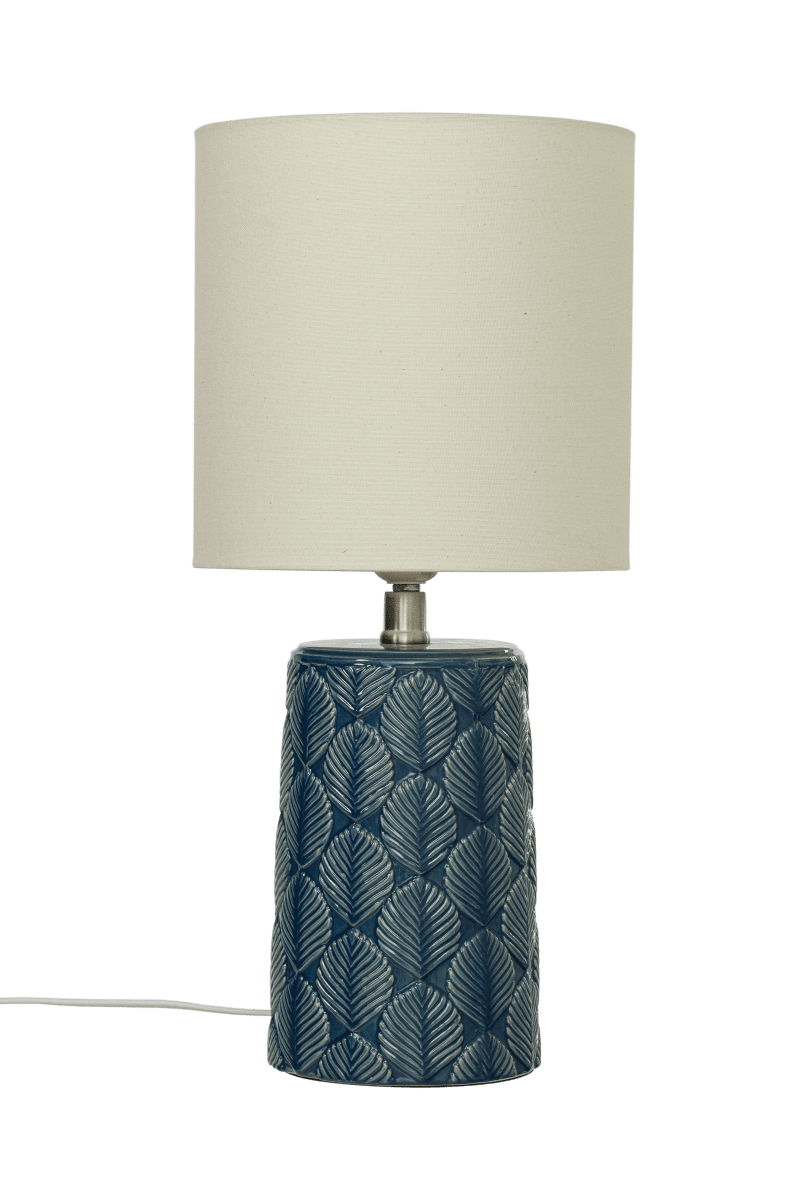 Bodil 47cm Blauw tafellamp Van Aneta Lighting - Bodil is een lamp die met zijn crèmewitte kap niet alleen voor aangenaam licht zorgt, maar ook.
