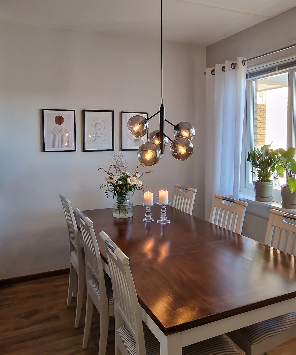 Atom Ø48 Rookkleurig hanglamp Van Aneta Lighting - De vijf glazen koepels van rookglas zorgen voor een mooie lichtspreiding in de ruimte, zonder te verblinden.