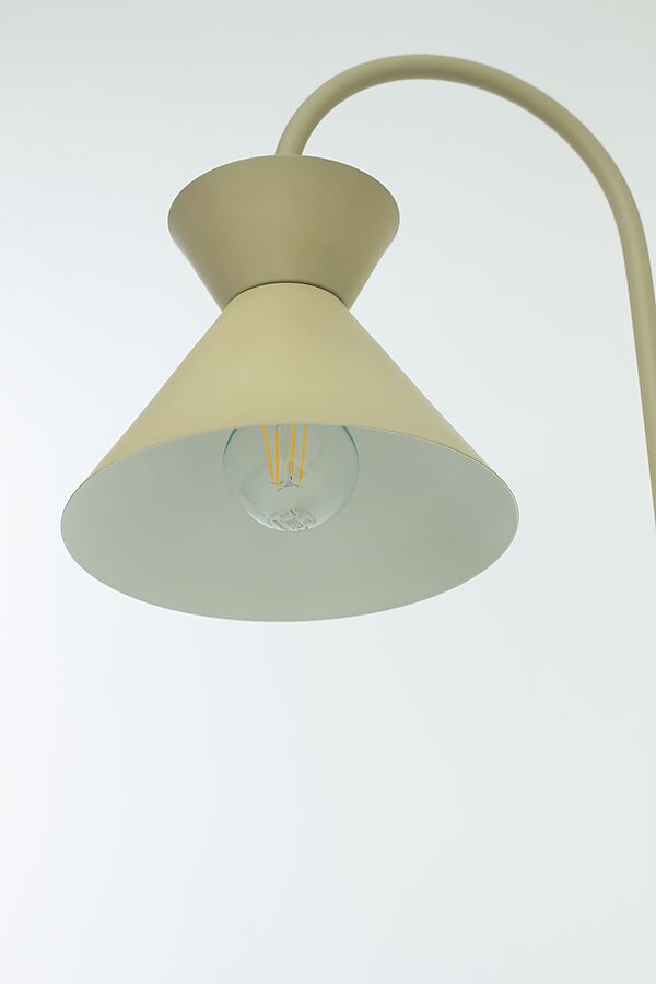 Coni Beige vloerlamp Van Aneta Lighting - De prachtige Coni vloerlamp met een tijdloos design past zowel in klassieke als rustieke interieurs.