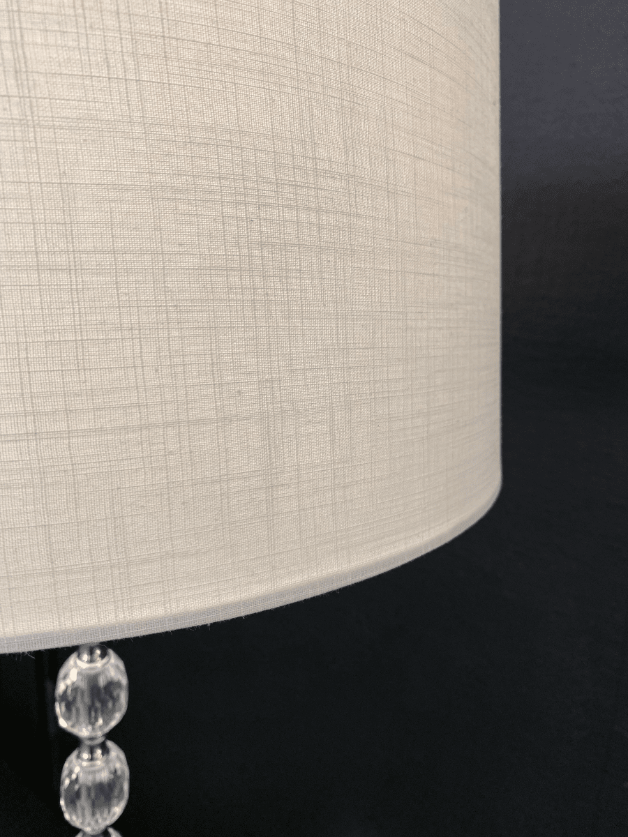 Johanna Chroom vloerlamp Van Aneta Lighting - De Johanna vloerlamp is een echte klassieker in verchroomd metaal met prisma-vormige sierknoppen van het fijnste acryl en een witte textielen kap.