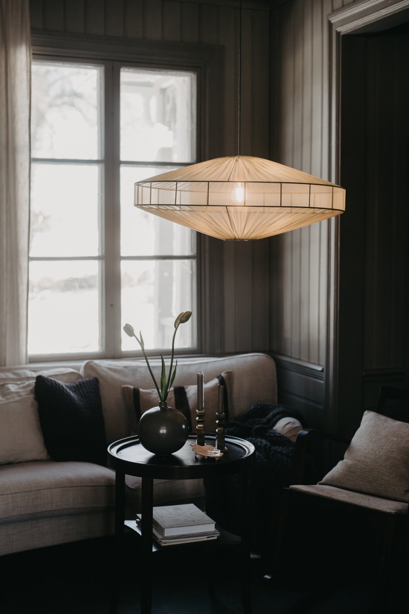 Alba Lampenkap Excl. Ophanging Ø78 Groente hanglamp Van Alde & Lind - Met de semi-transparante stof in saliegroen heeft de lampenkap Alba een verfijnde en elegante uitstraling.