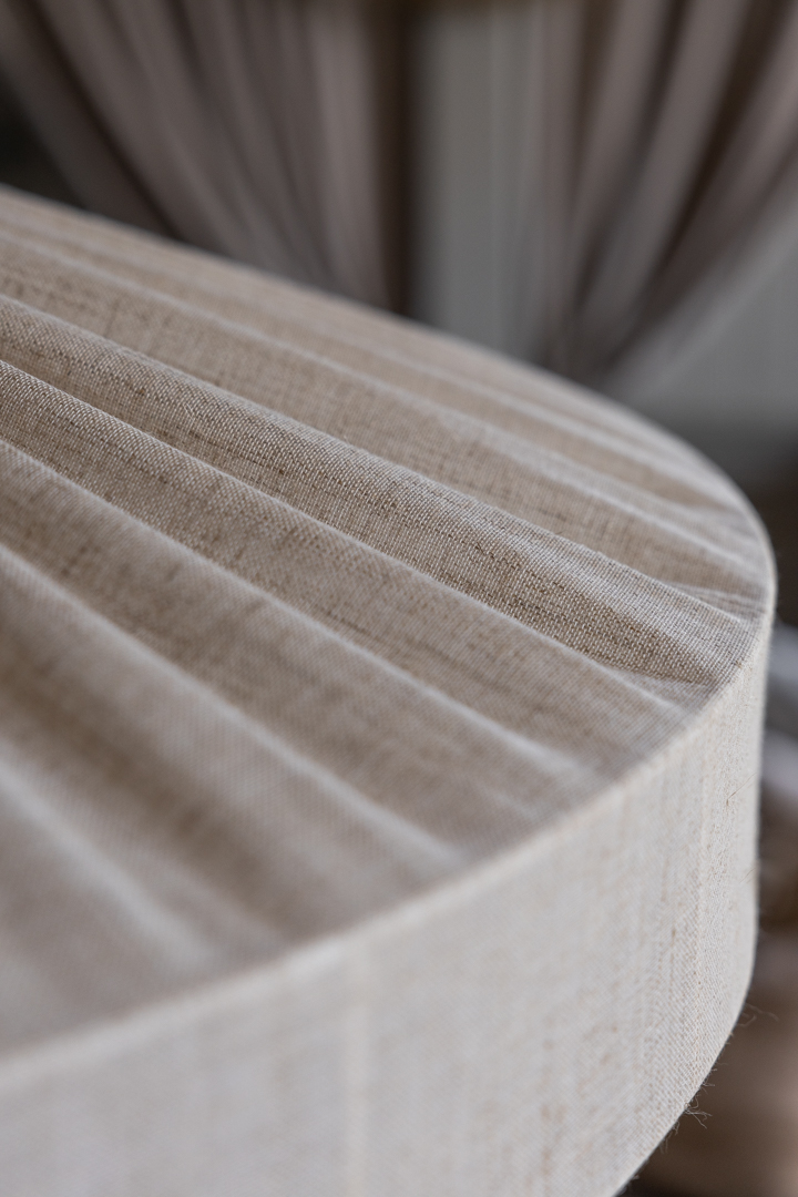 Alba Lampenkap Excl. Ophanging Ø115 Natuur hanglamp Van Alde & Lind - Met de linnen stof in een natuurlijke beige kleur geeft de Alba lampenkap een verfijnde en elegante uitstraling.